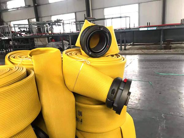 Manguera plana de caucho NBR para transferencia de agua en climas fr&iacute;os